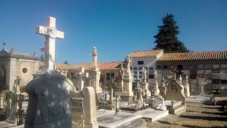 En libertad con cargos el acusado de profanar tres sepulturas en el cementerio de Andújar