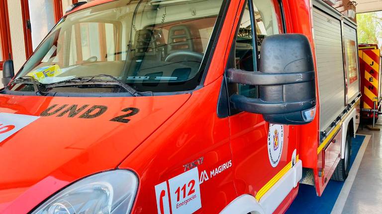 Los Bomberos y la Guardia Civil asisten a una mujer en Torrequebradilla
