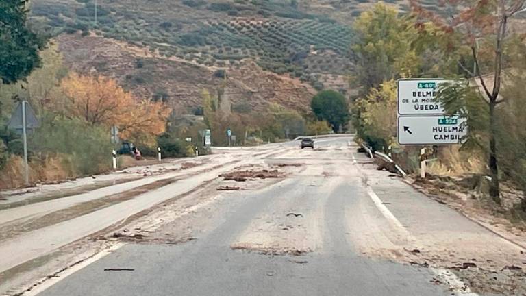 Así fue el peligroso desprendimiento de tierra en Huelma