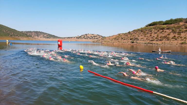 Elige nadar o navegar en los pantanos de Jaén este verano