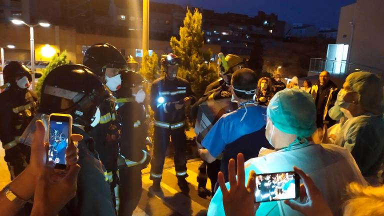 Precioso homenaje de los Bomberos al personal sanitario