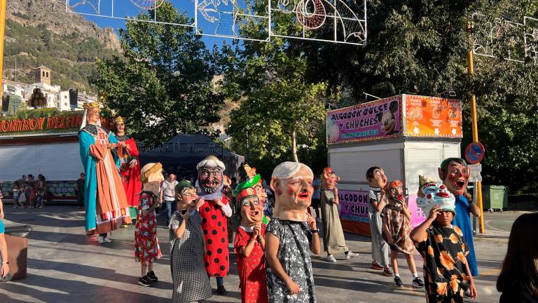 Sonrisas y alegrias en el tradicional pasacalles de Cazorla