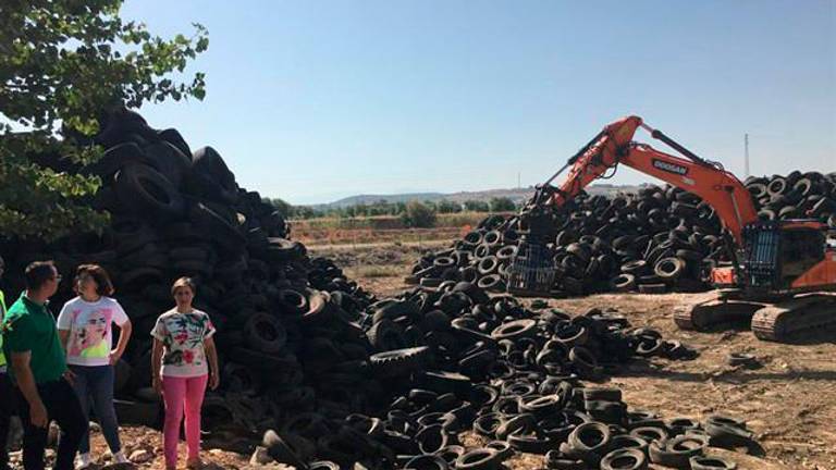La Junta trabaja en la retirada de 8.000 toneladas de neumáticos en Jabalquinto