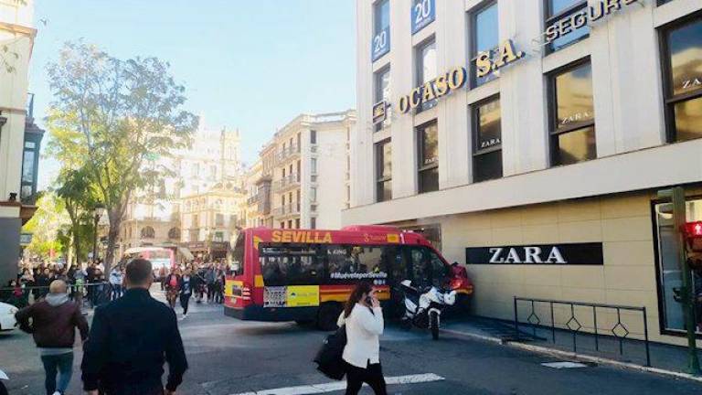 Diez personas heridas en un accidente de bus en Sevilla