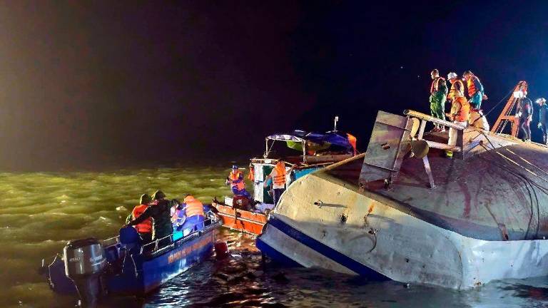 Mueren 37 personas tras volcar una embarcación para turistas en Vietnam