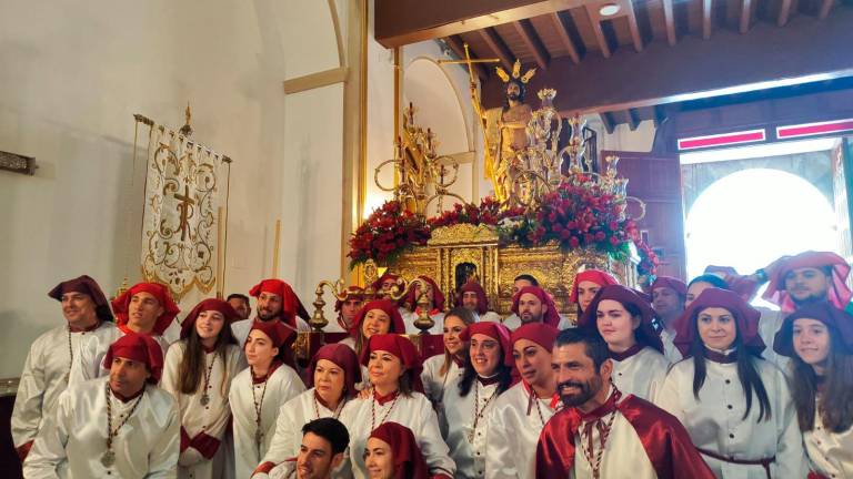 El Resucitado y la Esperanza, desde el amparo del templo en Martos