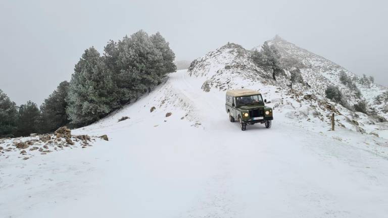 Todo un día tras la nieve en su primer episodio invernal tardío