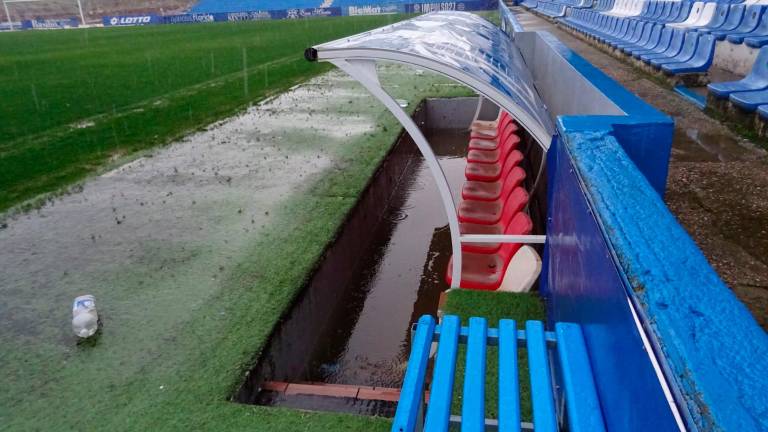 Uno de los banquillos del Estadio de Linarejos, completamente anegado en la mañana de ayer tras el paso del temporal. / Antonio del Arco.