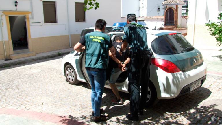 La Guardia Civil detiene a dos personas por un delito continuado de robo con fuerza