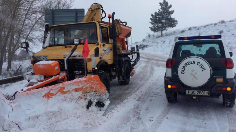 Las nevadas causan problemas en las carreteras secundarias
