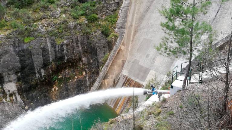 El agua vuelve a correr por el Zumeta