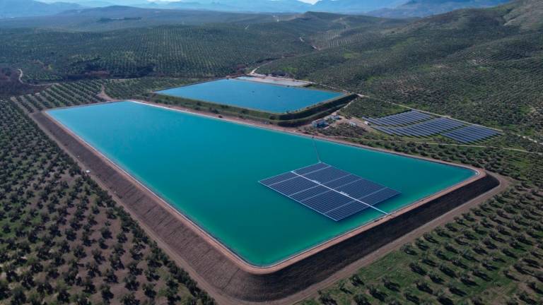 Juanma Moreno inaugura en Úbeda la planta fotovoltaica flotante más grande de Andalucía