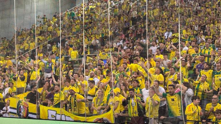 Los aficionados del Jaén Paraíso Interior celebran el triunfo en el Palacio de los Deportes de Granada. Álex Gómez