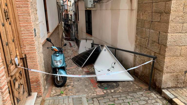 Las placas solares caídas, en la calle Isabel Méndez. / Pablo Espinosa / Diario JAÉN. 