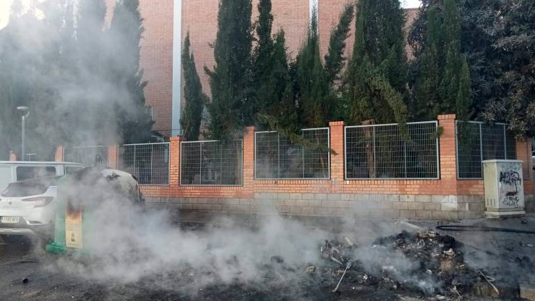 Incendio de varios contenedores cerca de la iglesia de San Félix de Valois