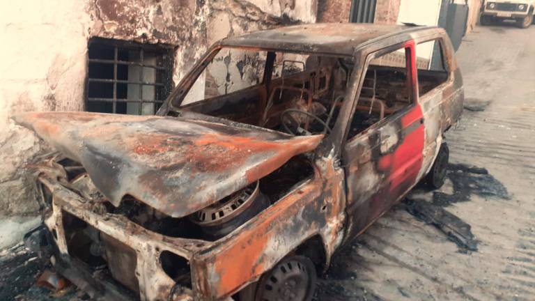 Incendios intencionados de vehículos y una casa en Alcalá la Real