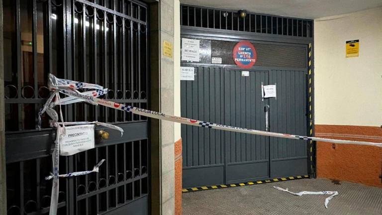 Un centenar de vecinos de Jaén son desalojados por una grieta en el garaje del residencial