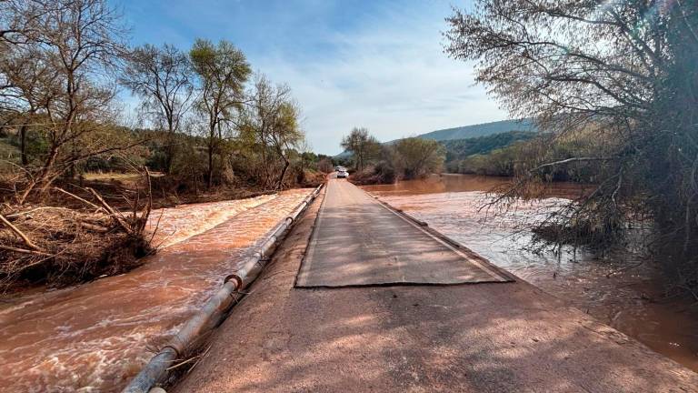 El Guadalimar y sus aguas color chocolate a su paso por Miraelrío