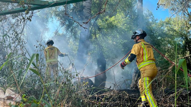 Un incendio en La Paloma moviliza a los servicios de emergencia en el Puente de la Sierra