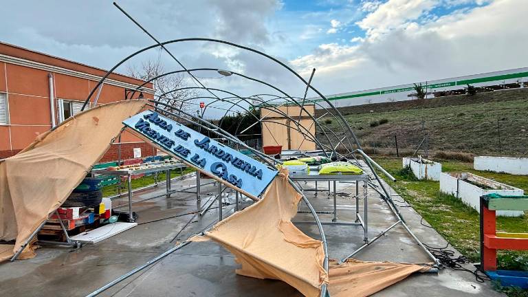 El temporal arrasa con el invernadero de Aspace