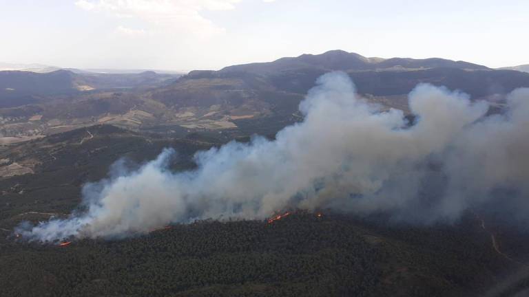 Trabajo incansable de los bomberos forestales el incendio en el paraje Altarillas de Jódar