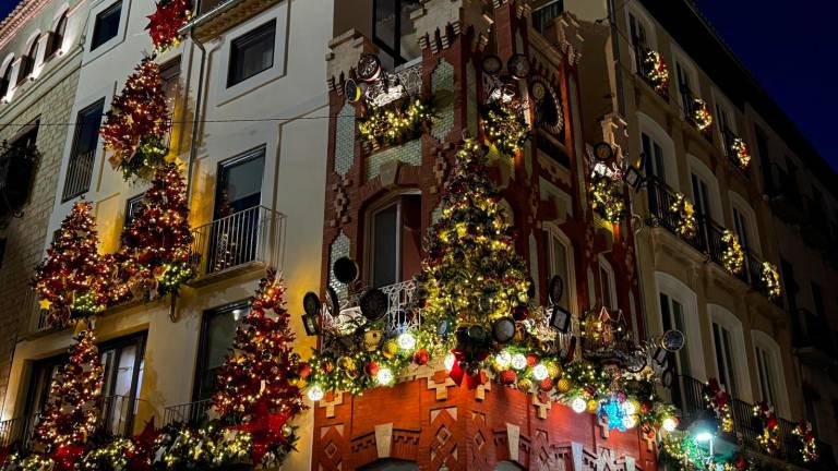 La mítica Casa del Reloj de la calle Maestra enciende la Navidad