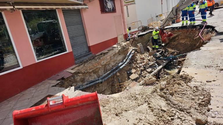 En busca de una solución para el socavón de la avenida Arjona