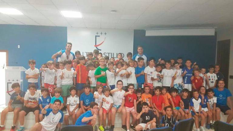 El jugador del Real Oviedo Carlos Hernández visita el campus de Altocastillo