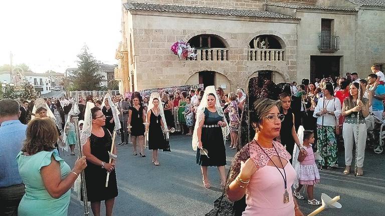 La Abuela se enseñorea de las calles de la aldea alcalaína