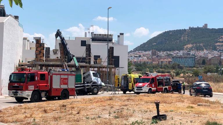 Dos trabajadores heridos al caerse la grúa de una obra en Jaén