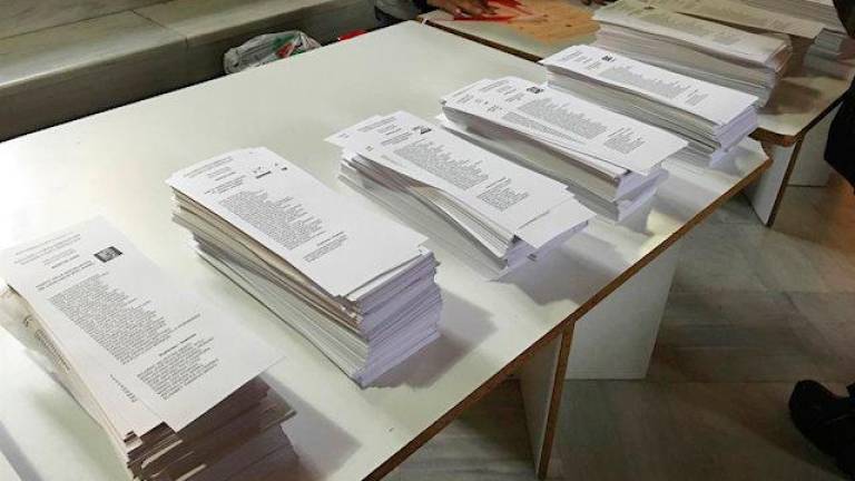 El colegio electoral de la aldea de Fuente Álamo, en Alcalá, cerrará con media hora de retraso