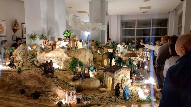 El belén más grande de España engalana el Teatro Darymelia