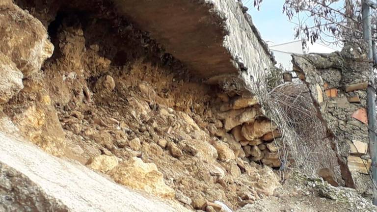 Alarma por el desmoronamiento de la calle de las Cruces en Alcalá la Real