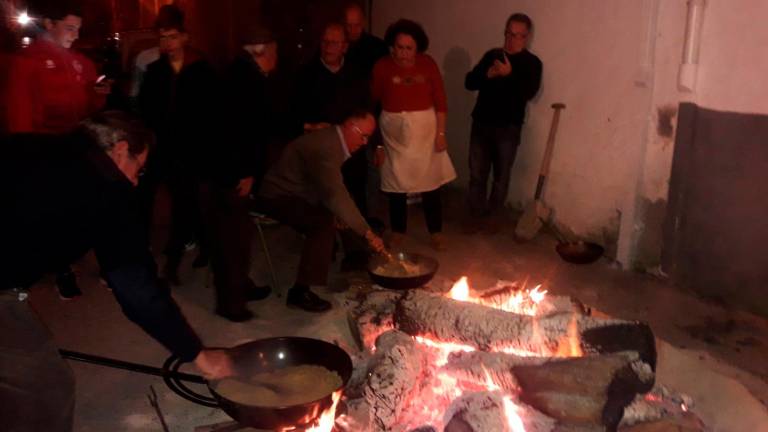 Quesada vive su San Antón entre lumbres y manjares de siempre