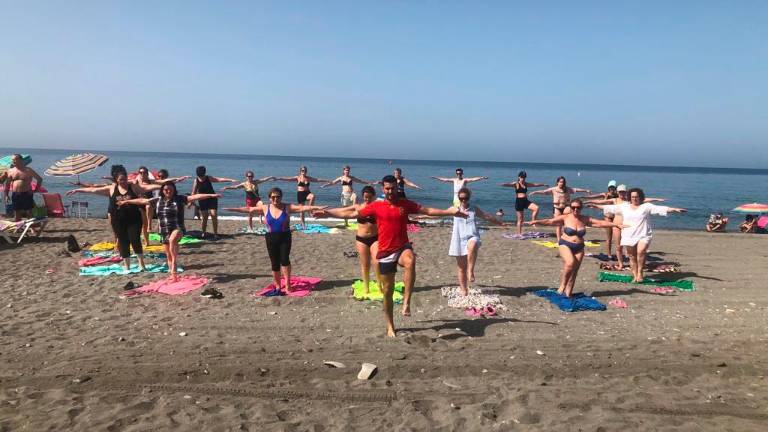 Deporte y relajación con el mar de fondo