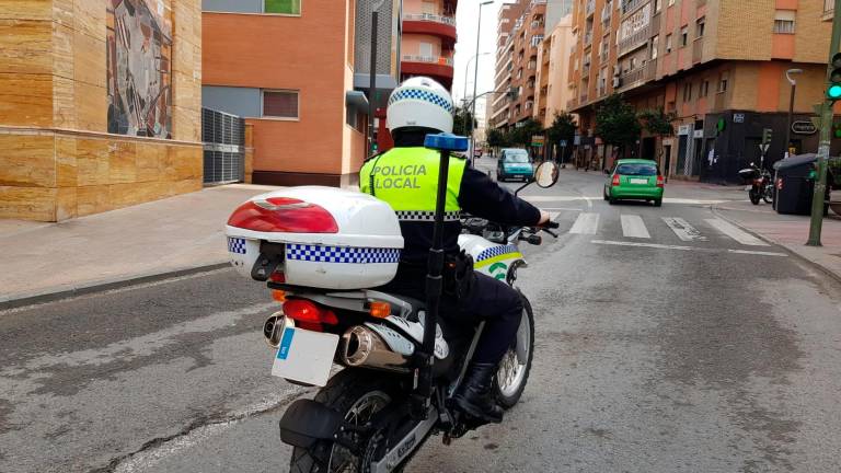 Aparca en doble fila en Jaén, patea a un policía y acaba detenida