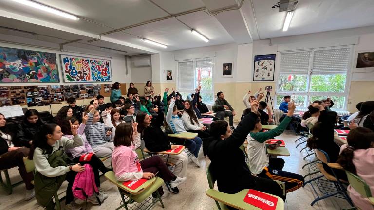 Los alumnos del IES Llano de la Viña de Villargordo mientras participan en la presentación de la 38 edición del Concurso de Redacción Prensa-Escuela en Villargordo. / Fran Miranda / Diario JAÉN.