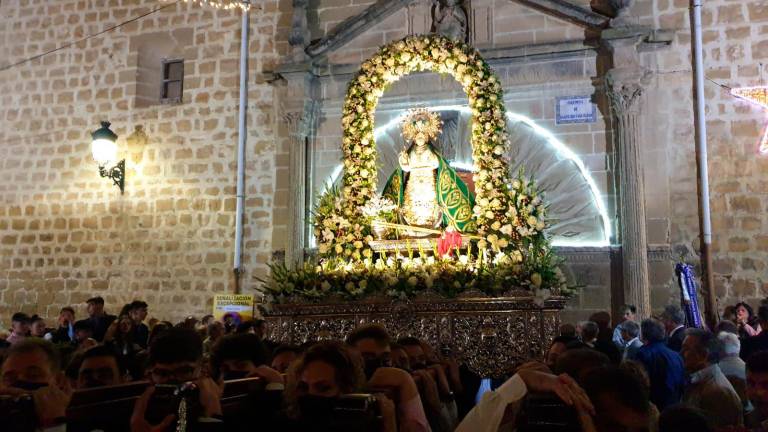 Ibros se reencuentra con la Virgen de los Remedios en la calle a pesar de la lluvia