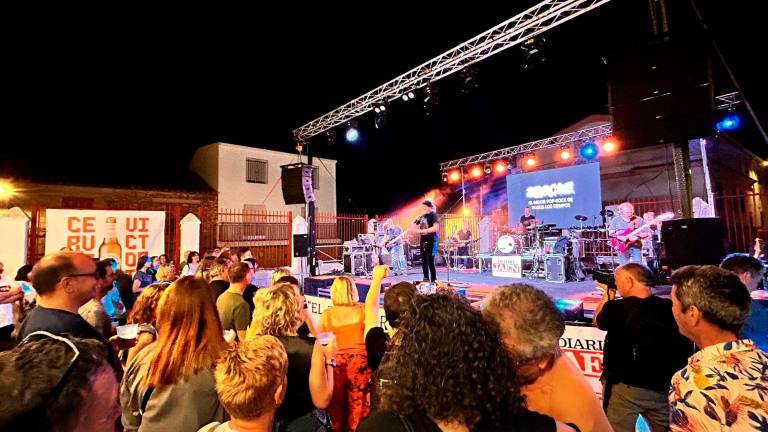 Aspecto que presentaba el patio del antiguo colegio de La Matea, durante el concierto del Grupo Apache, el tercero en los últimos cinco años. / Joaquín Castillo