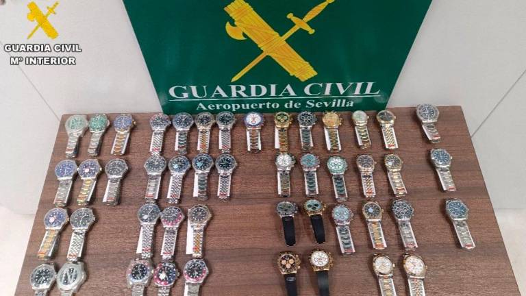Detenida una persona en el aeropuerto de Sevilla con 47 relojes de alta gama falsificados en la maleta