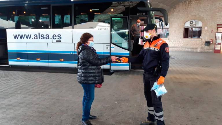 Distribución de mascarillas entre usuarios del transporte público