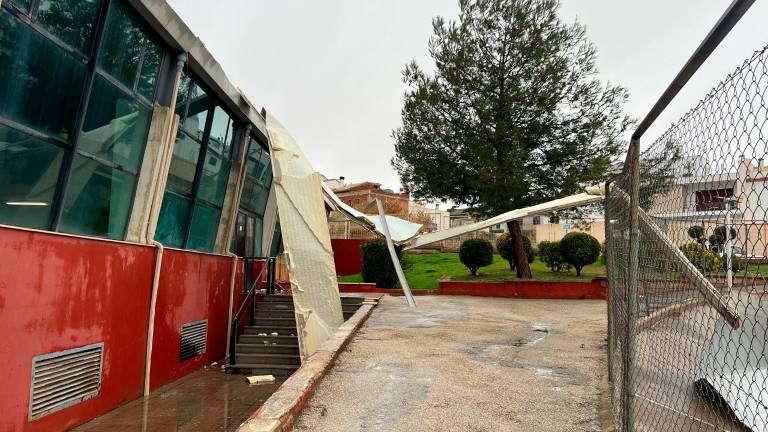 Susto en Las Fuentezuelas: El viento arranca parte de la cubierta del complejo deportivo
