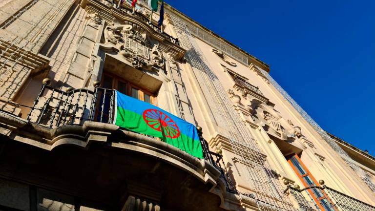 El Ayuntamiento exhibe por el Día de los Gitanos Andaluces la bandera de este pueblo