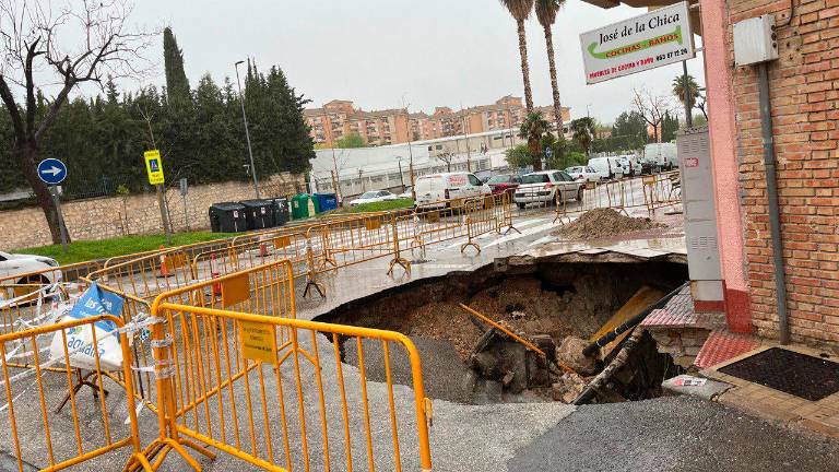 Un enorme socavón, causado por el temporal, deja sin agua a Peñamefécit