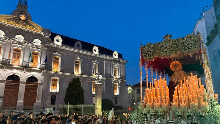 Solemnidad y elegancia marcan el paso de La Amargura en Jaén