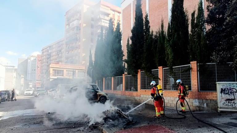 Incendio de varios contenedores cerca de la iglesia de San Félix de Valois