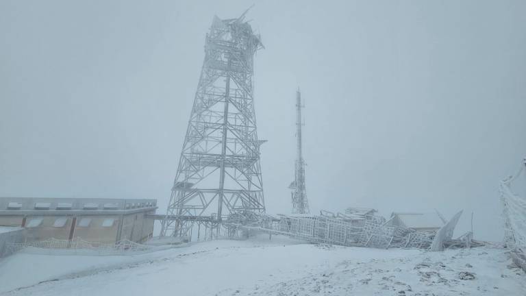 Las fuertes rachas de viento destrozan la antena de Almadén, la más alta de Jaén