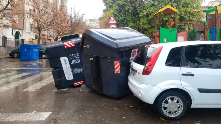 Las rachas de viento provocan una treintena de incidencias en la capital
