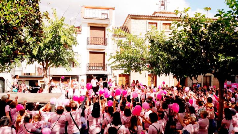 Los Villares tiñe de rosa sus calles por la vida