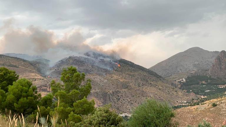 Incendio de Quesada: los medios aéreos se retiran, pero continúa la labor terrestre